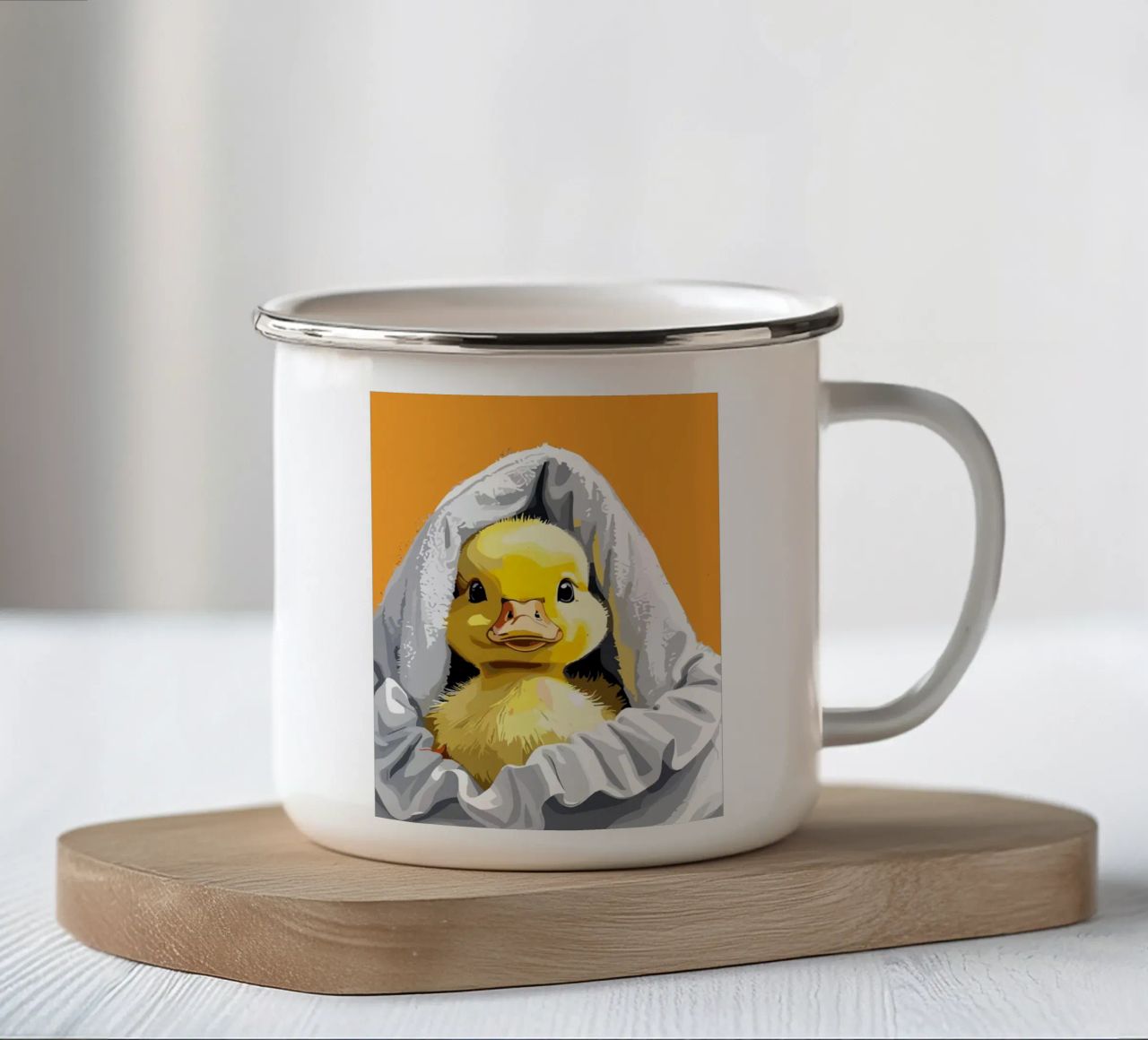 Duckling peeking from under a soft mug en émail de LisaArtes