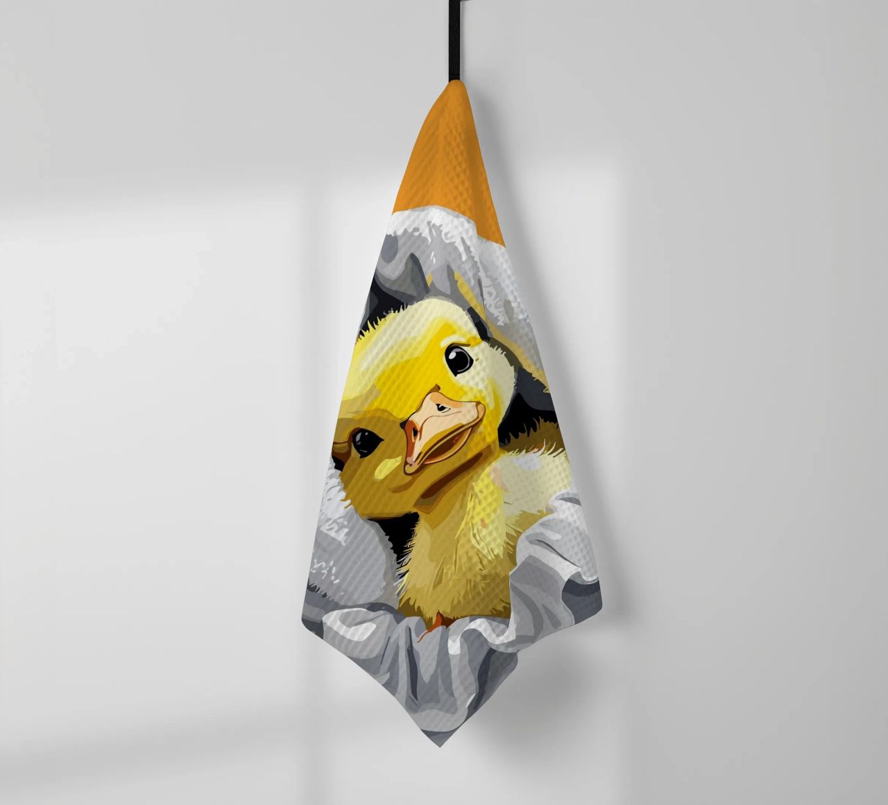 Duckling peeking from under a soft torchon de LisaArtes