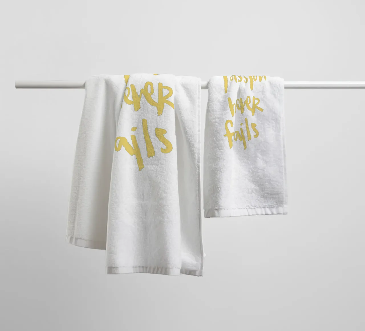 Passion Never Fails asciugamano da bagno da Brushmeetspaper