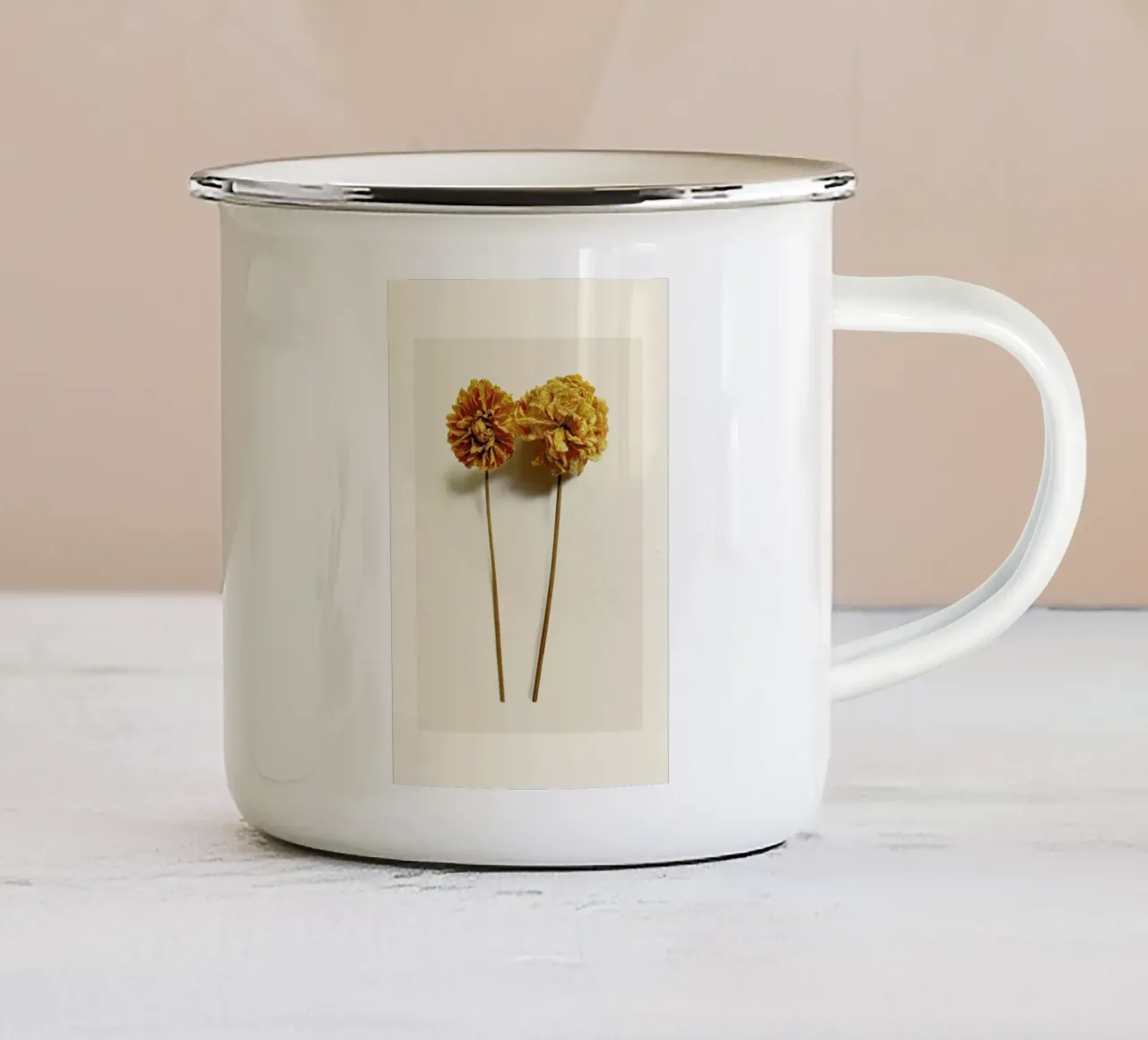 Yellow Dahlia II tazza in smalto da Elena Veronese