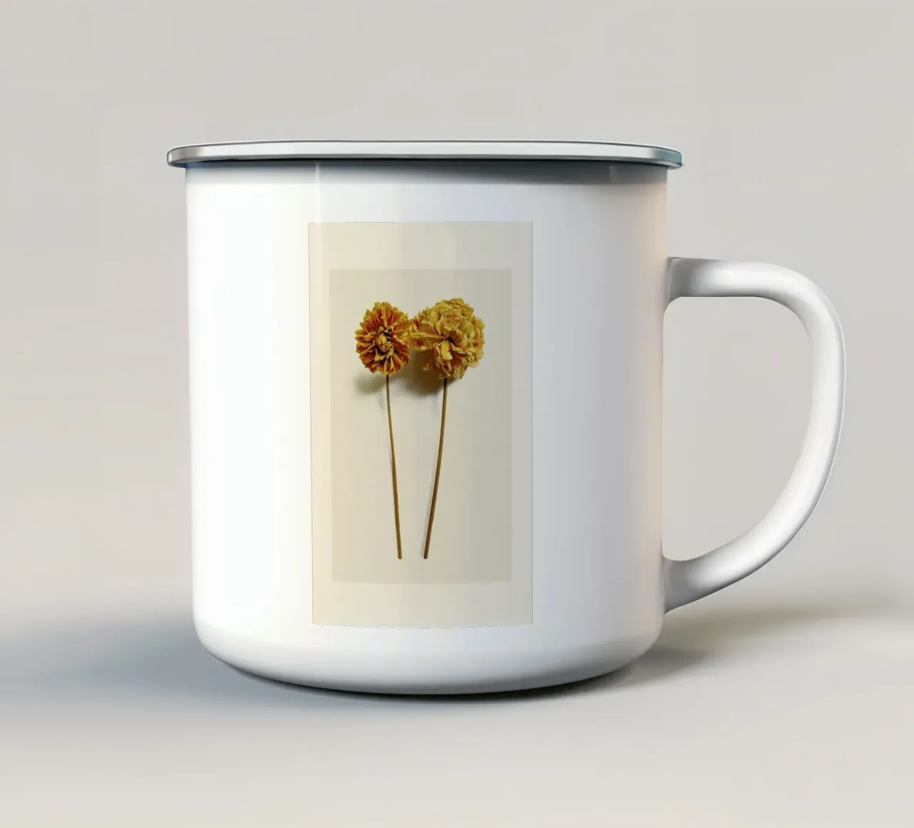 Yellow Dahlia II tazza in smalto da Elena Veronese