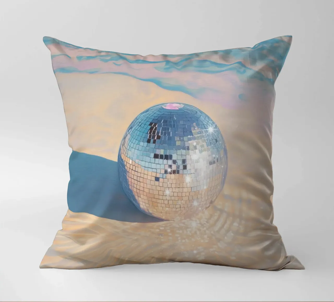 Ballo in discoteca sulla spiaggia di sabbia cuscino da Melloi Art Print