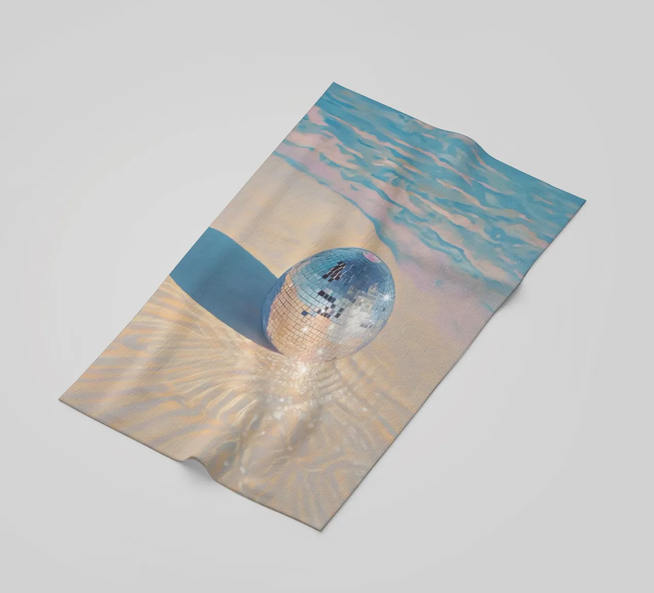 Ballo in discoteca sulla spiaggia di sabbia telo mare da Melloi Art Print