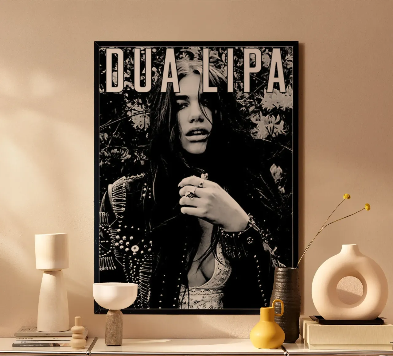 Dua Lipa in black and white poster con telaio in legno da avissta