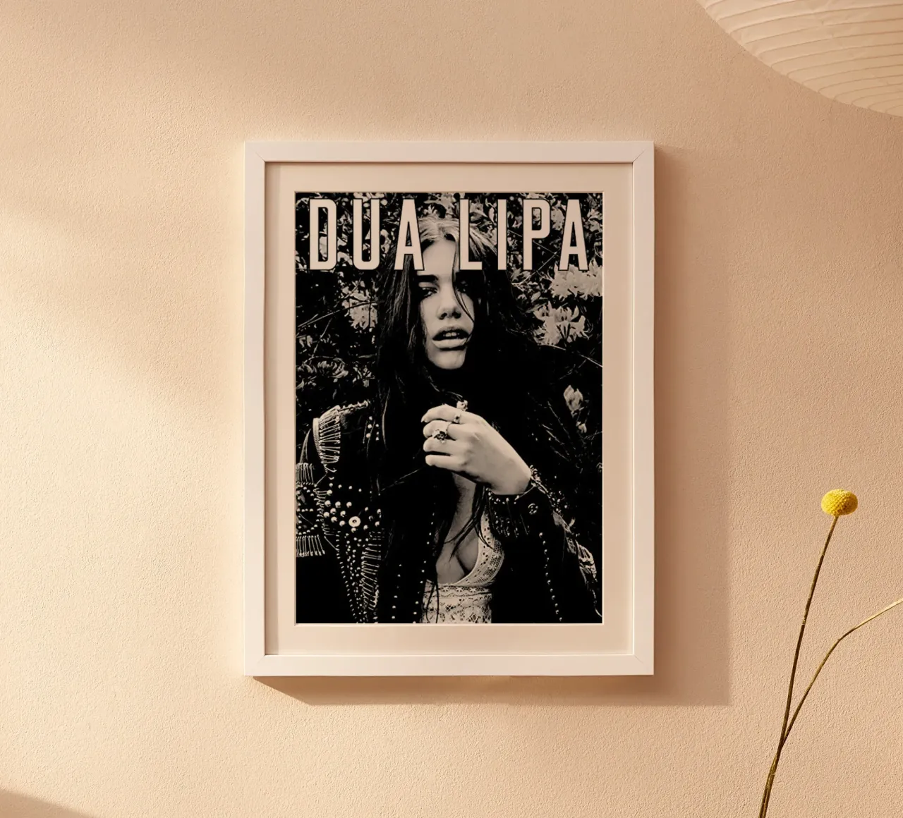 Dua Lipa in black and white poster con telaio in legno da avissta