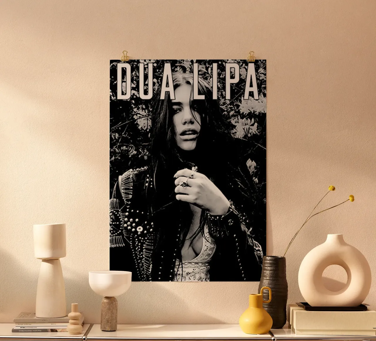 Dua Lipa in black and white poster con telaio in legno da avissta