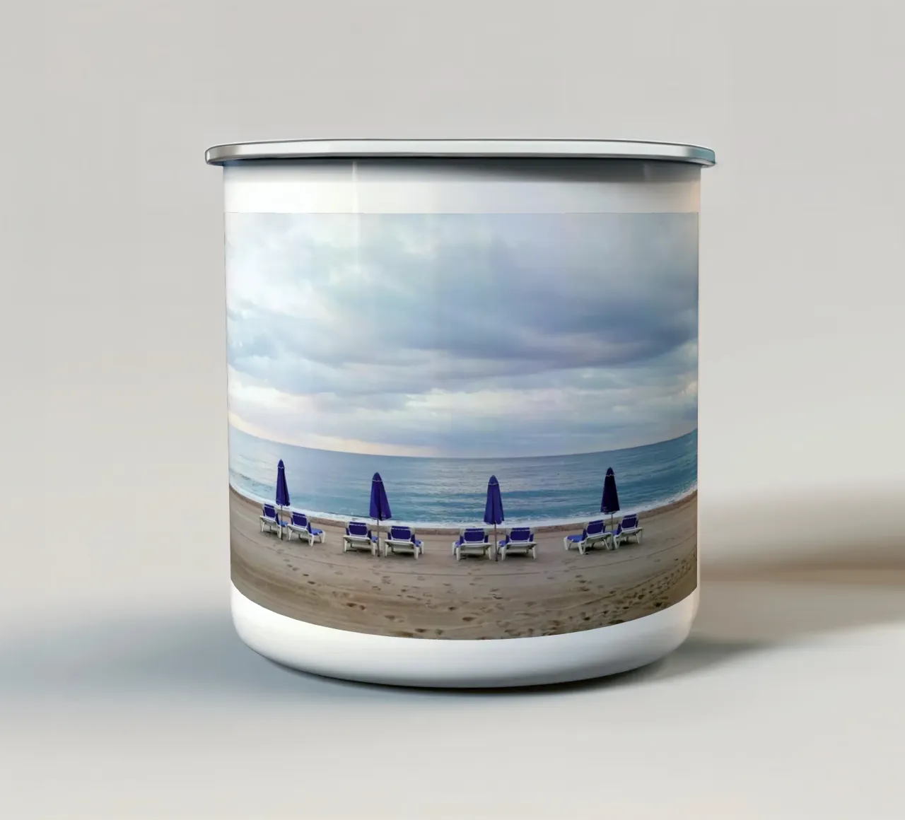 Off Season tazza in smalto da Maria Sattrup