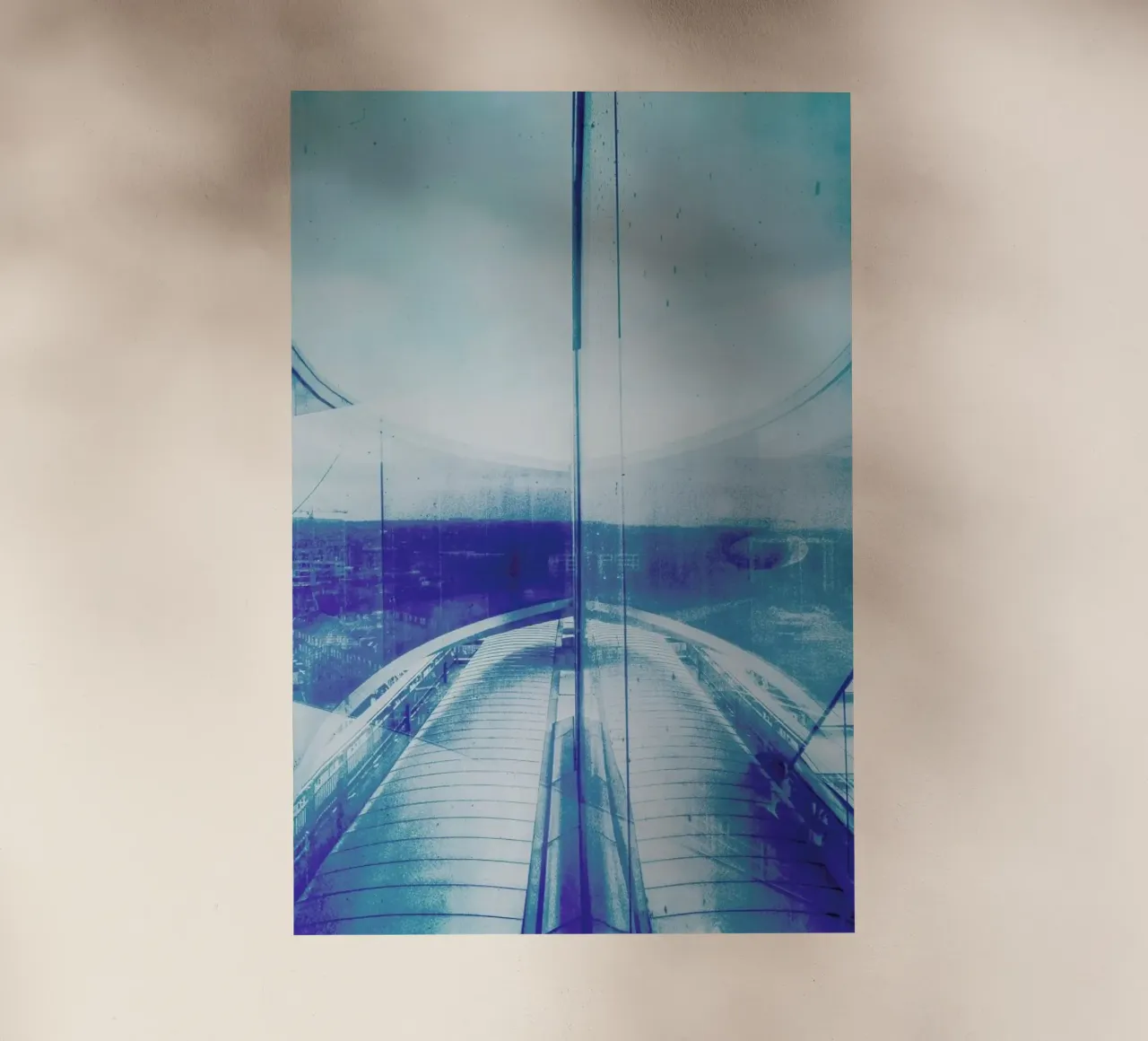 Reflection Blue pellicola backlit da Maria Sattrup