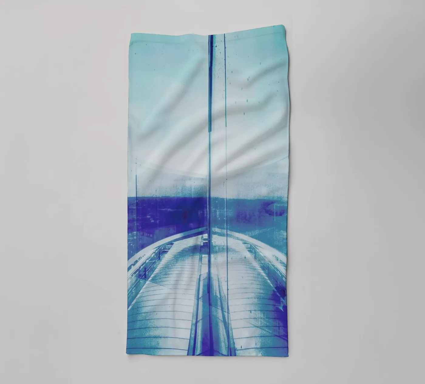 Reflection Blue badhanddoek van Maria Sattrup