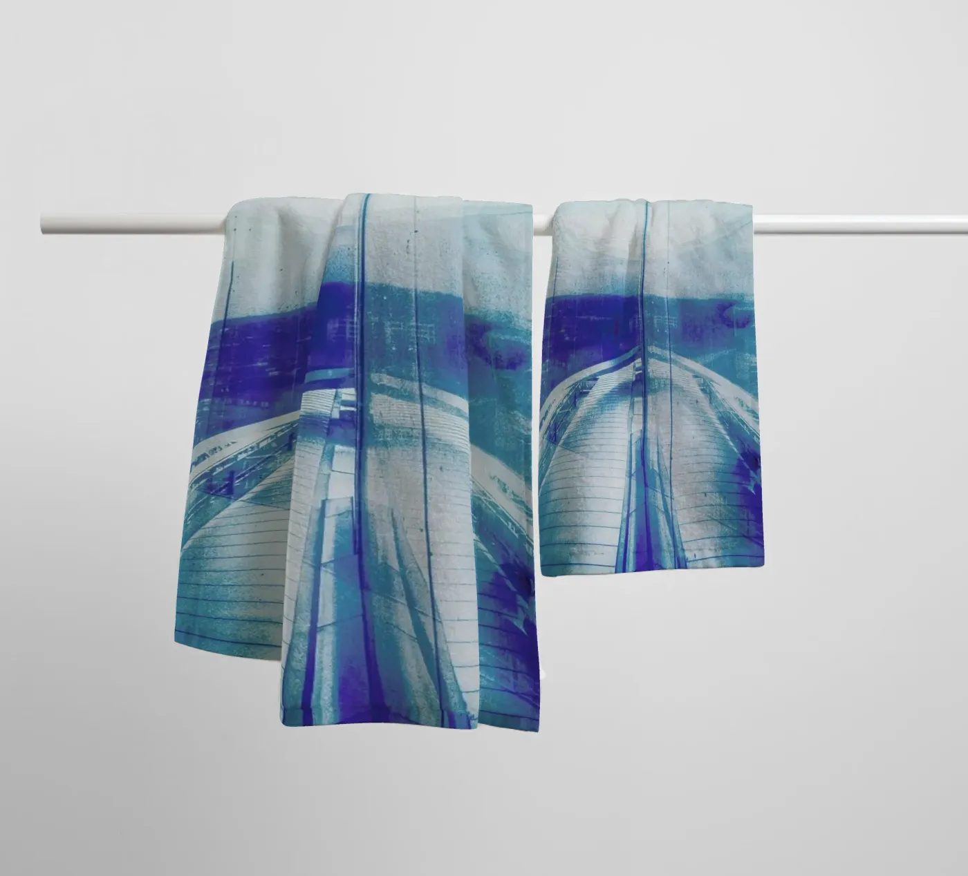 Reflection Blue badhanddoek van Maria Sattrup