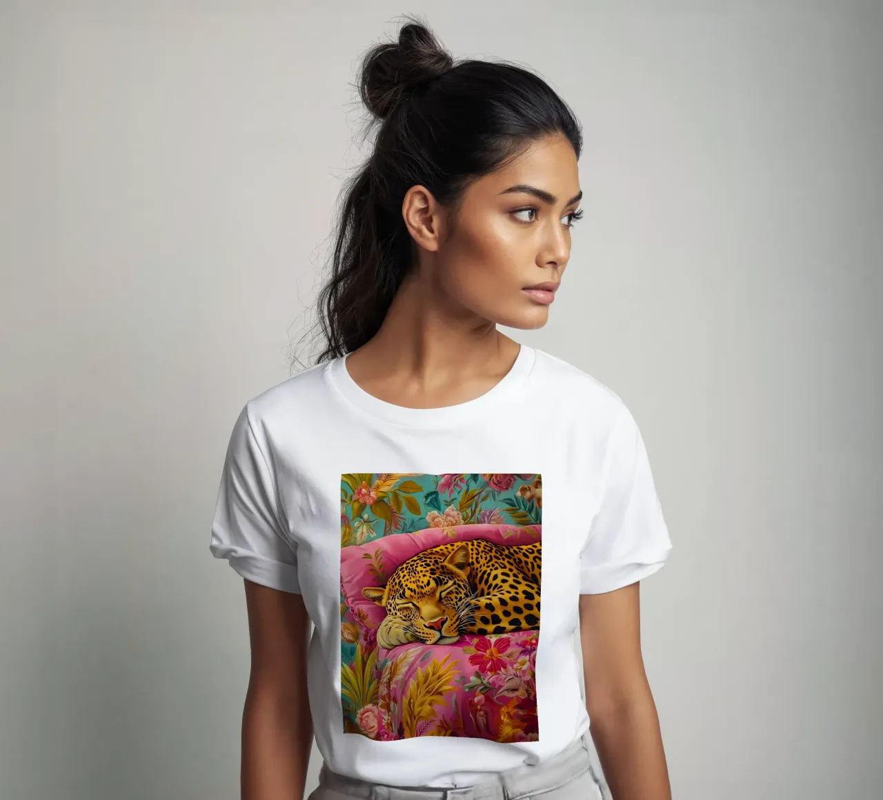 Tigre addormentata t-shirt da IamHomeStudio