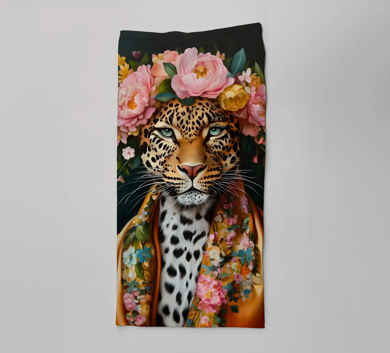 Leopardo in ghirlanda floreale asciugamano da bagno da IamHomeStudio