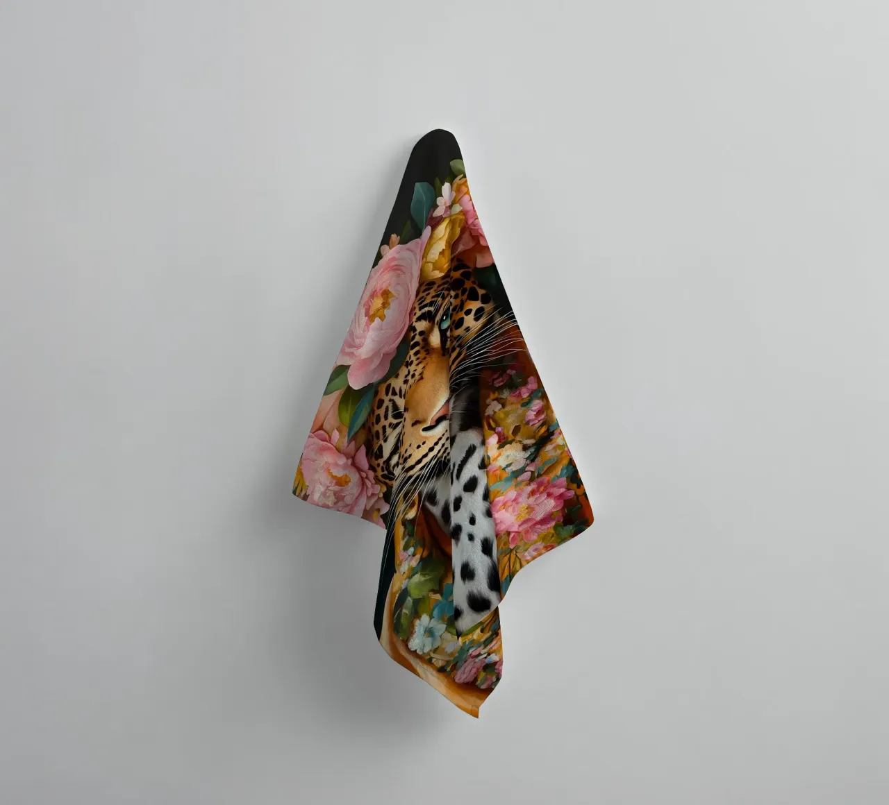 Leopardo in ghirlanda floreale asciugamano da bagno da IamHomeStudio