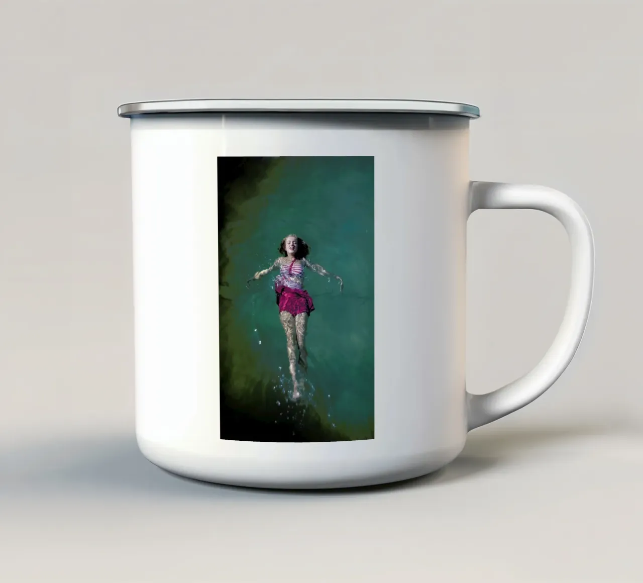 Young Marilyn Monroe in the Sea tazza in smalto da Gallery Print and Art Limited