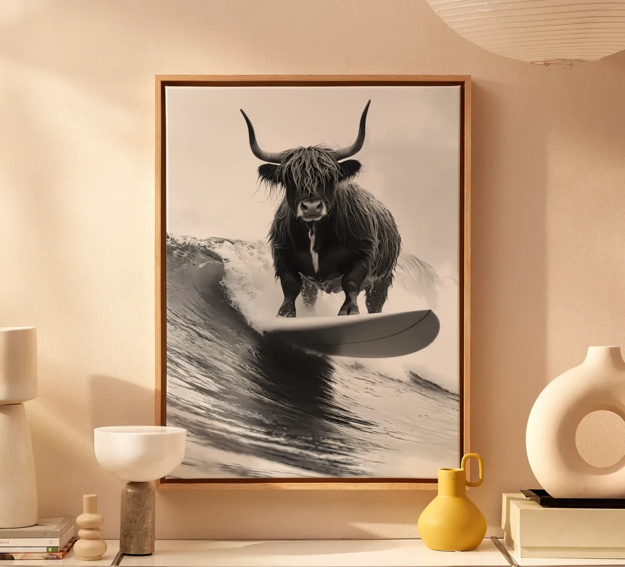 Surfing Highland Cow lienzo con Marco flotante de IamHomeStudio