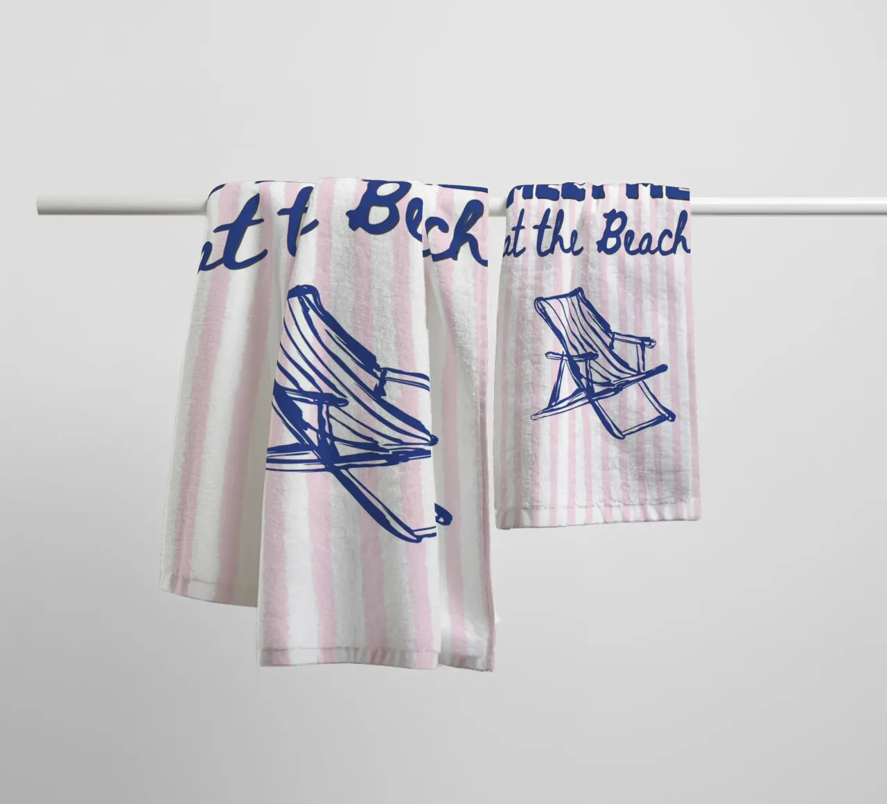 Meet me at the beach asciugamano da bagno da IamHomeStudio