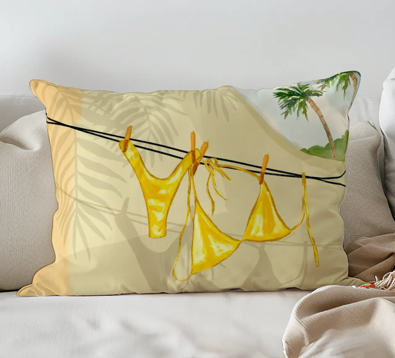 Gouden bikini & tropisch briesje - zonovergoten zomer kussen van EDMPROJECT