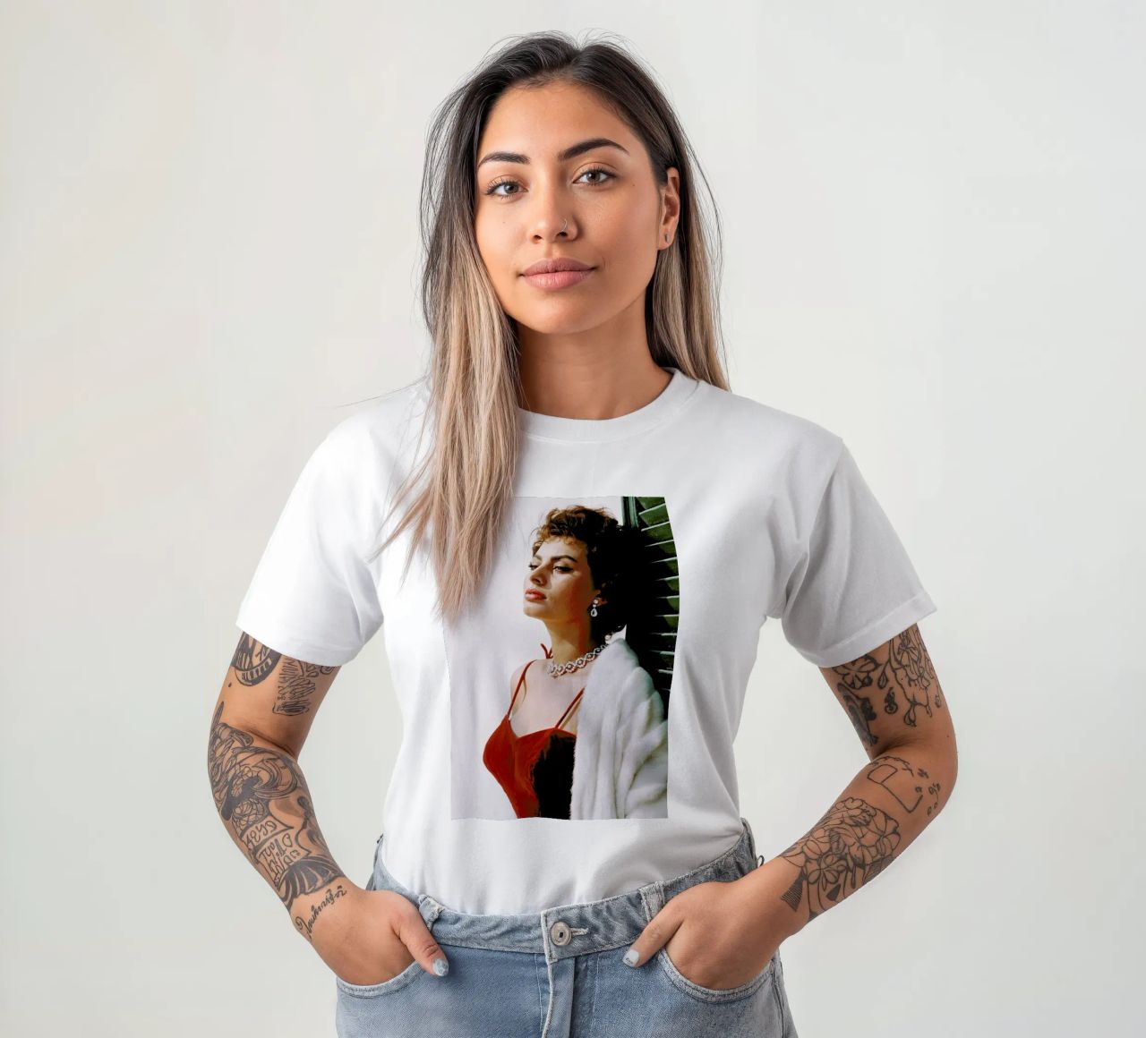 Sophia Loren in Red camiseta de Gallery Print and Art Limited