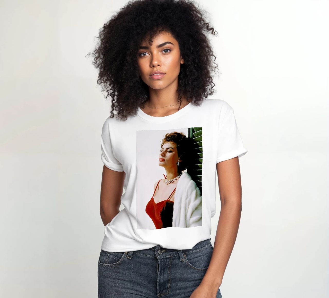 Sophia Loren in Red camiseta de mujer de Gallery Print and Art Limited