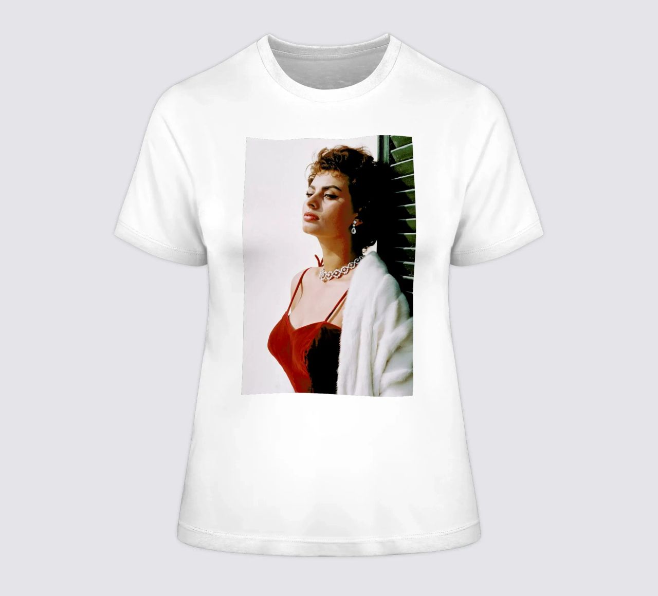 Sophia Loren in Red camiseta de mujer de Gallery Print and Art Limited