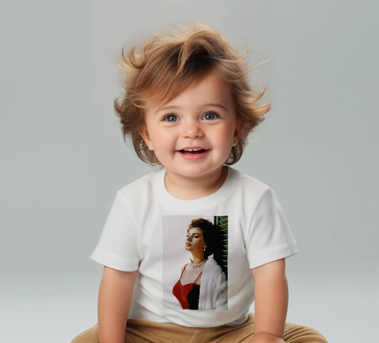 Sophia Loren in Red camiseta de bebé de Gallery Print and Art Limited