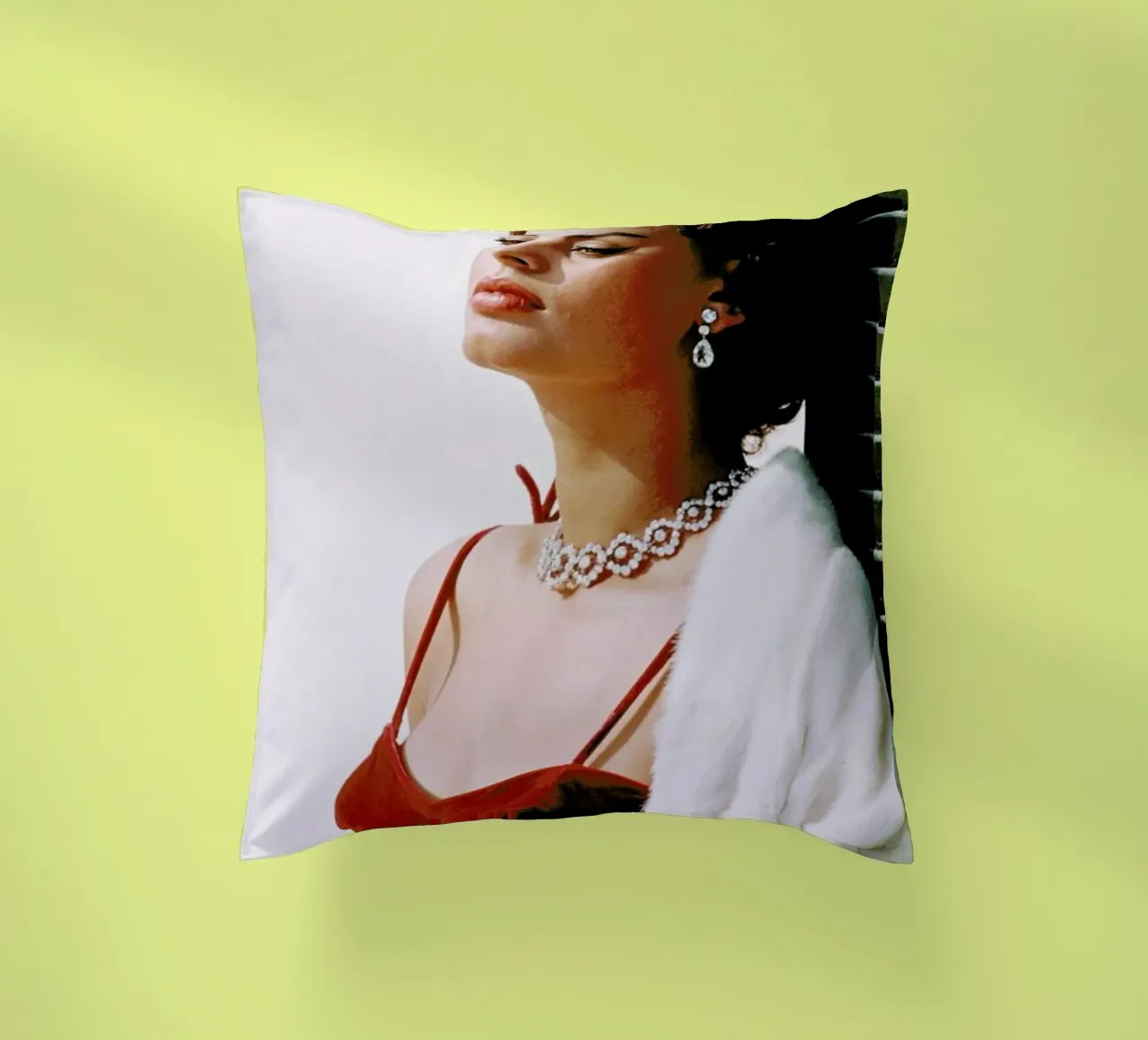 Sophia Loren in Red cojín de Gallery Print and Art Limited