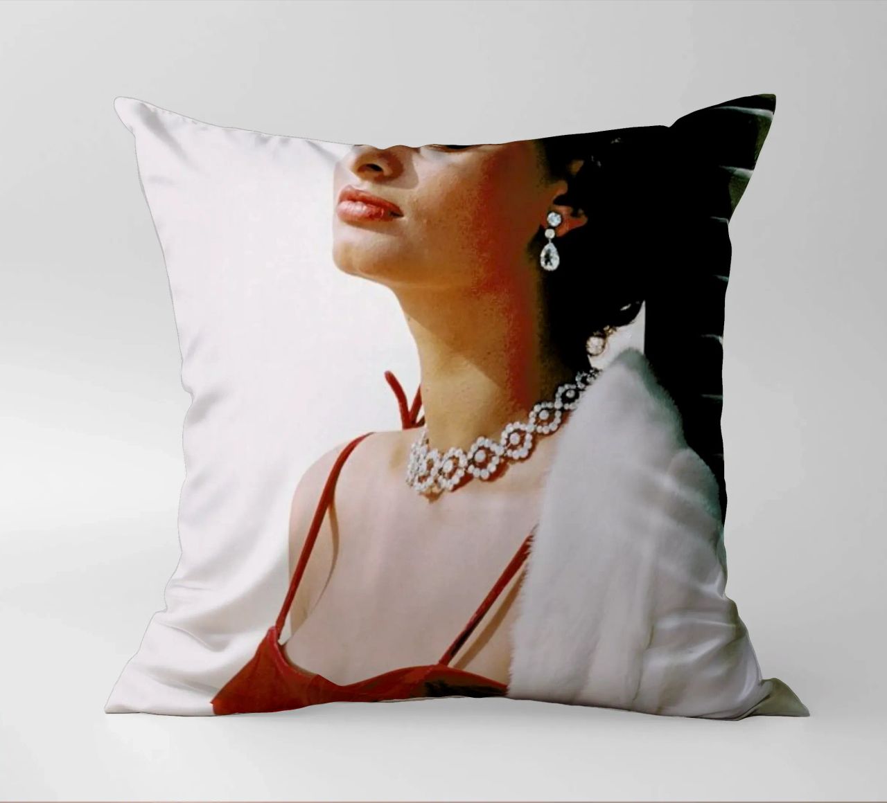 Sophia Loren in Red cuscino da Gallery Print and Art Limited