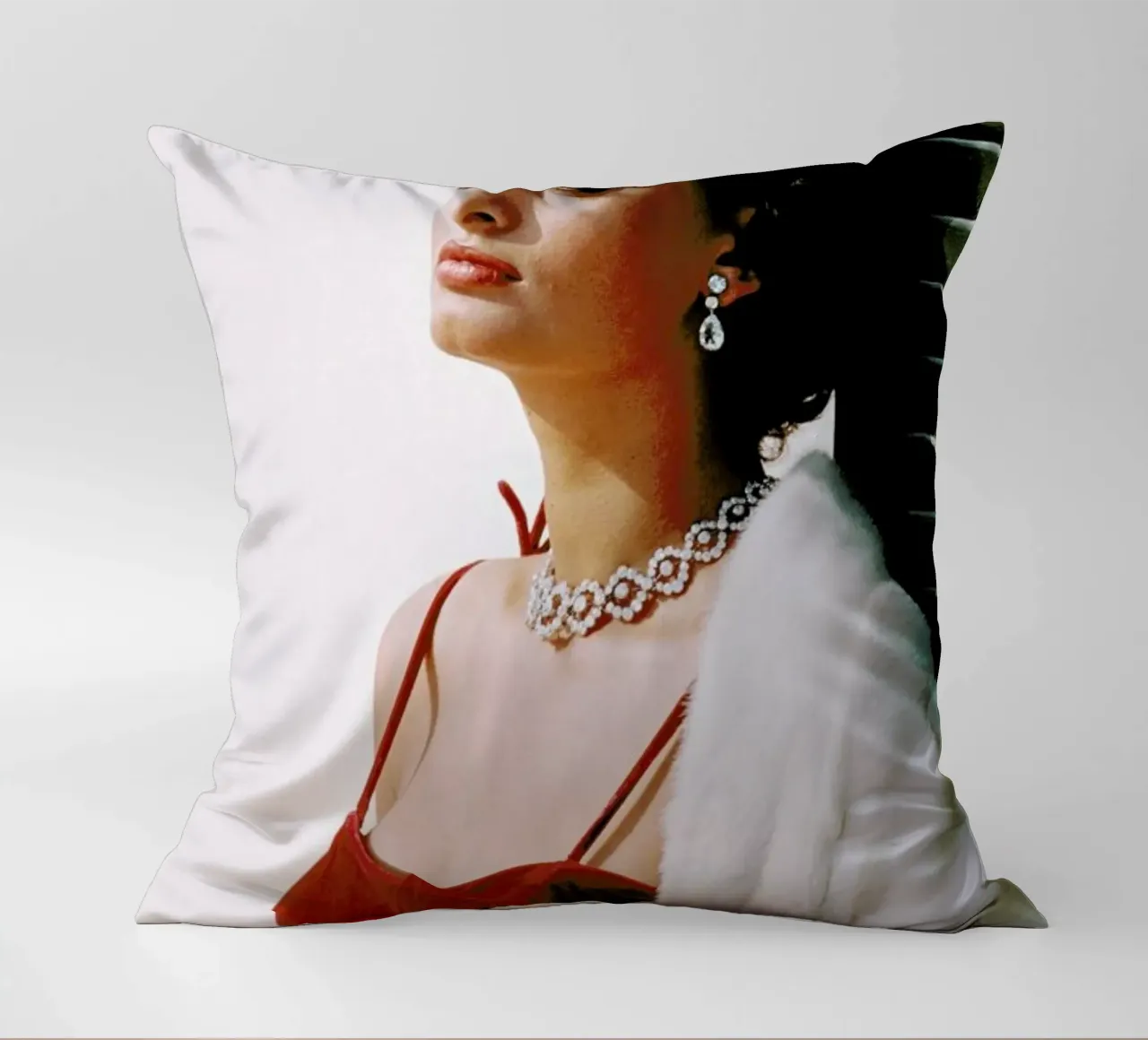 Sophia Loren in Red cojín de Gallery Print and Art Limited