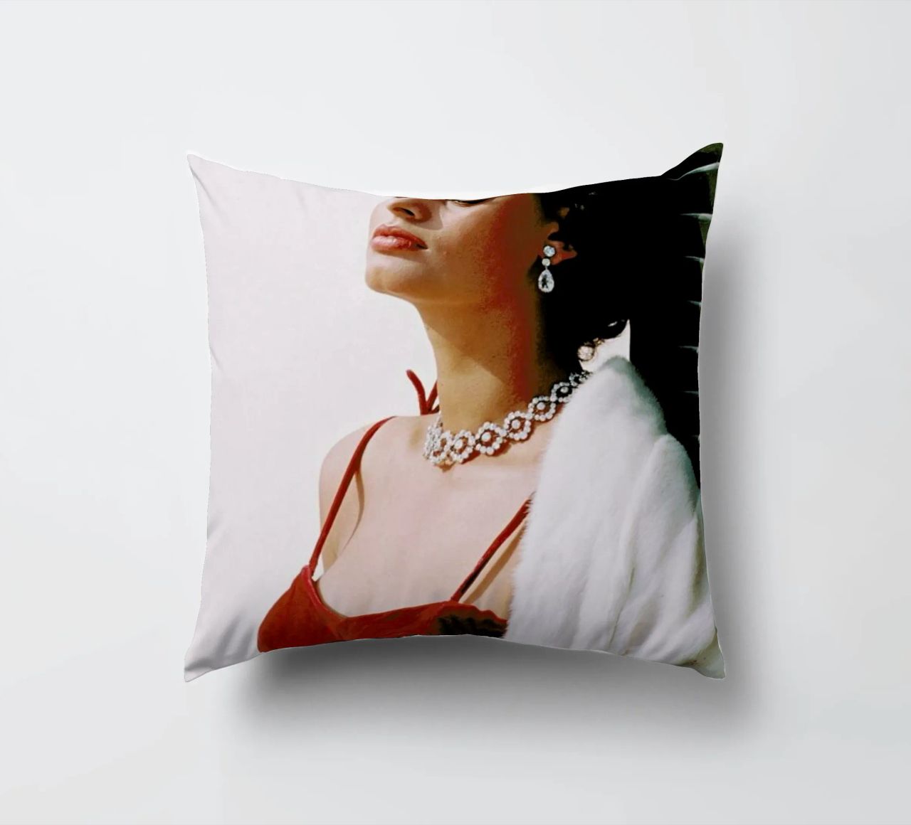 Sophia Loren in Red cuscino da Gallery Print and Art Limited