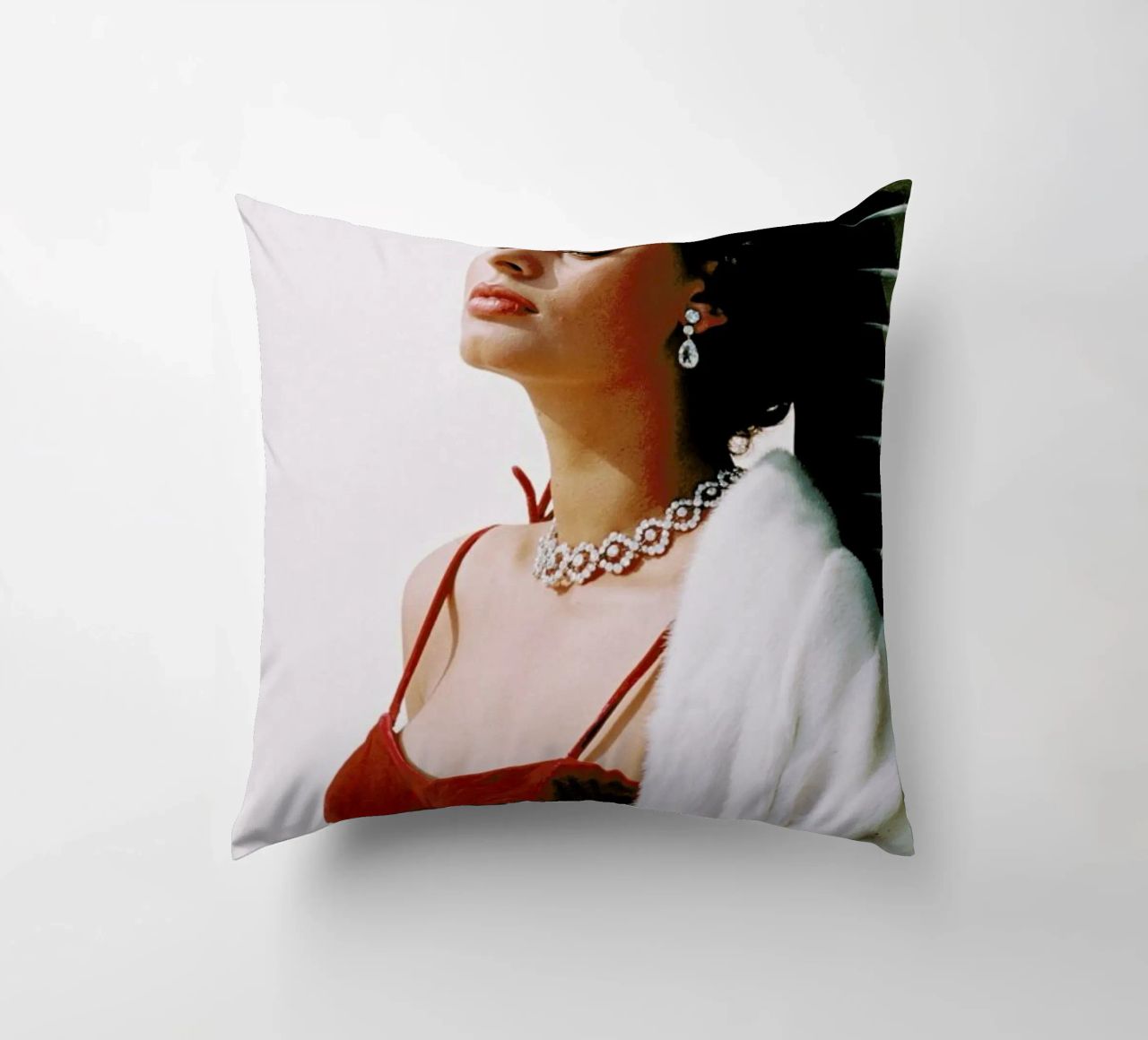 Sophia Loren in Red cuscino da Gallery Print and Art Limited