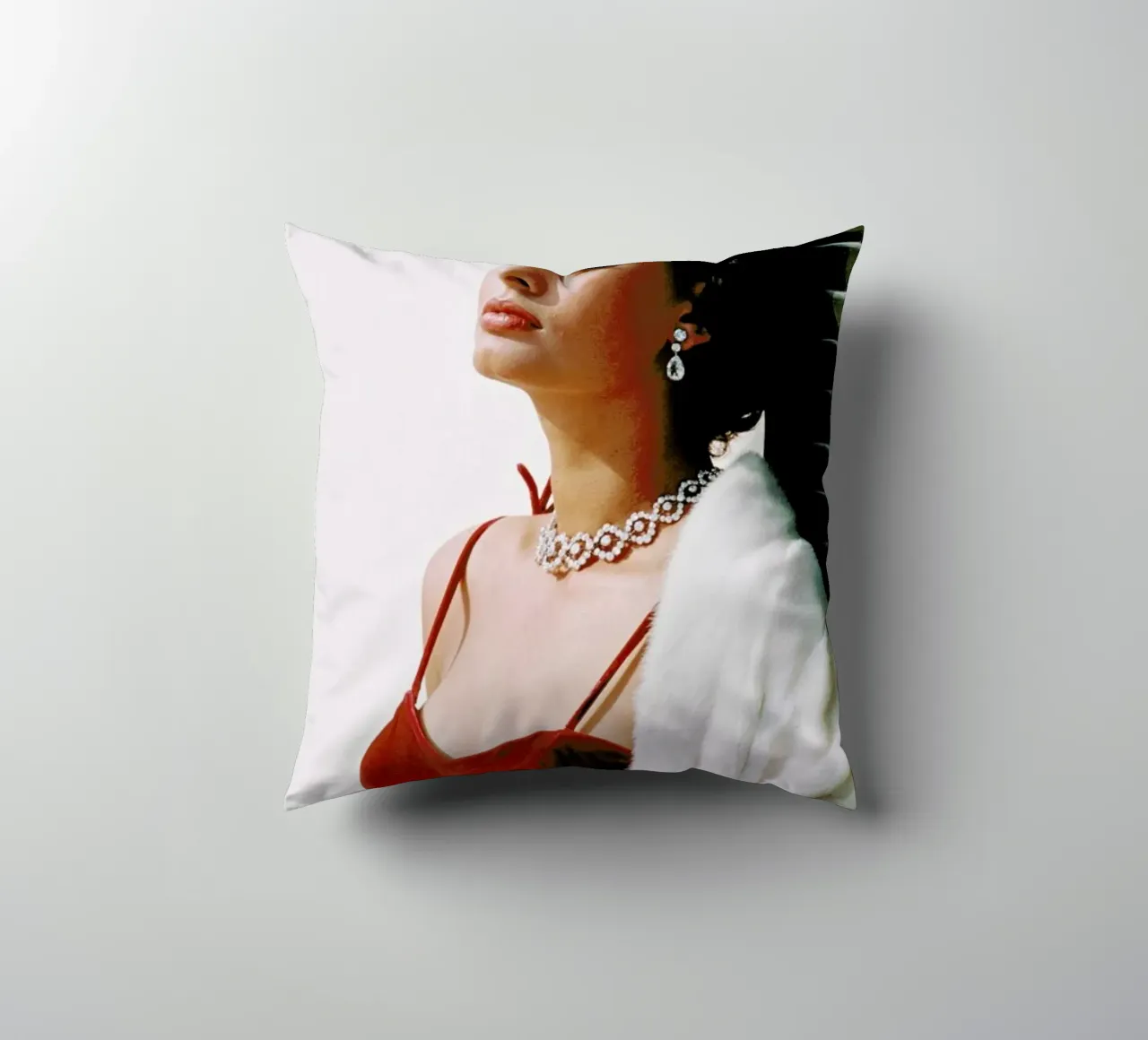 Sophia Loren in Red cojín de Gallery Print and Art Limited