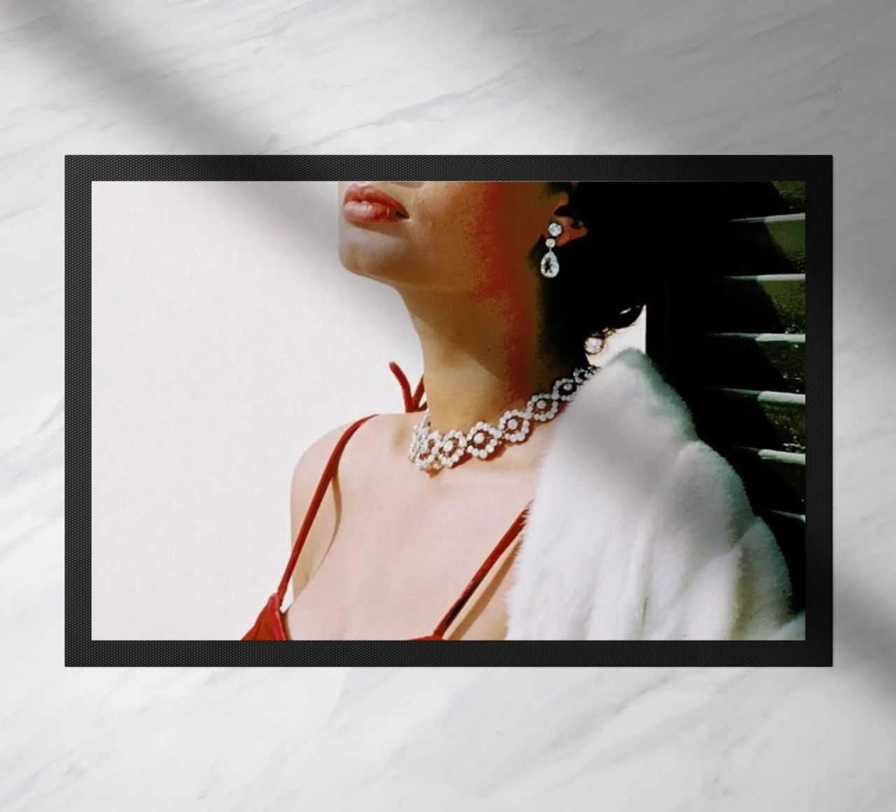 Sophia Loren in Red felpudo de Gallery Print and Art Limited