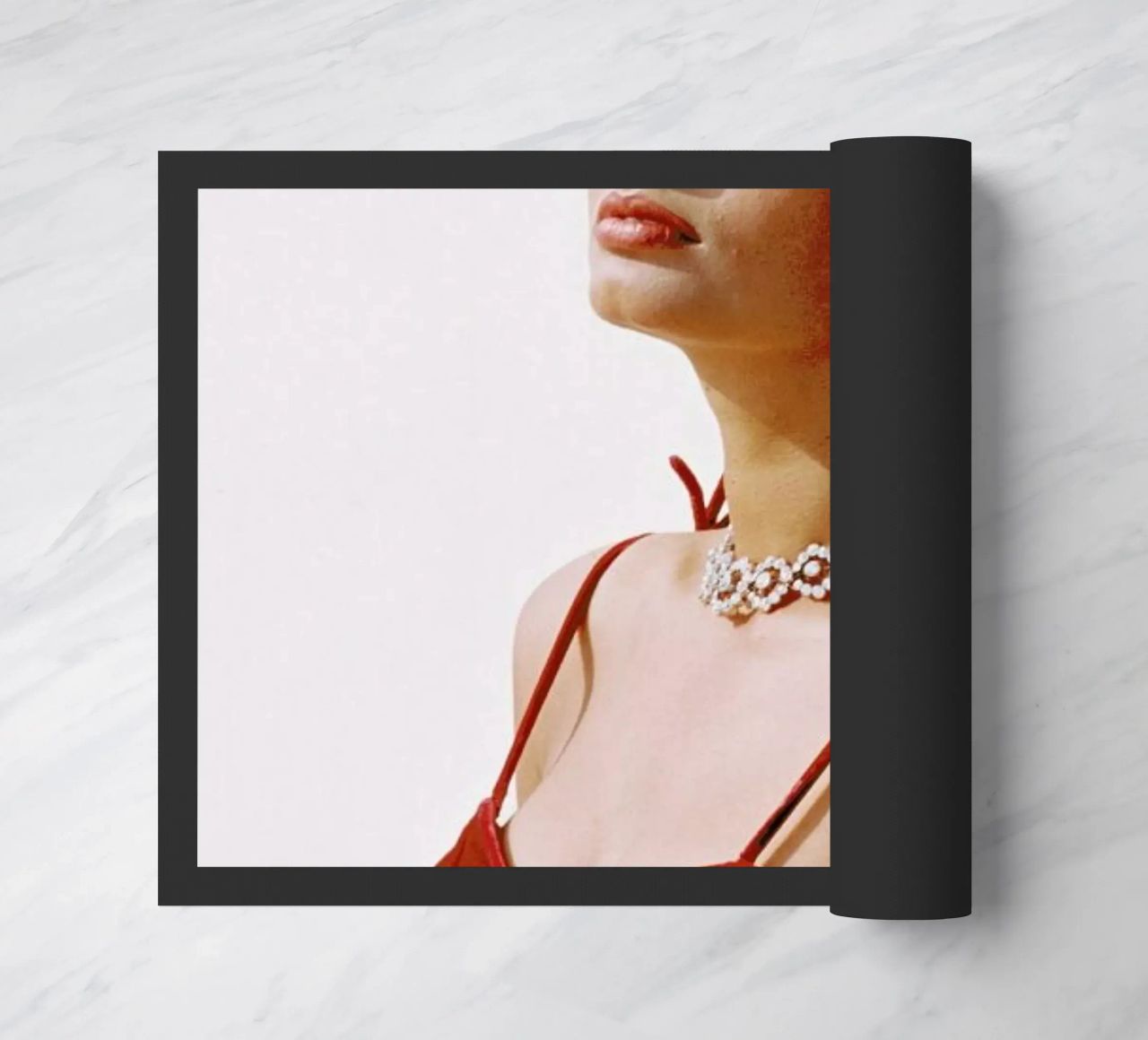 Sophia Loren in Red felpudo de Gallery Print and Art Limited