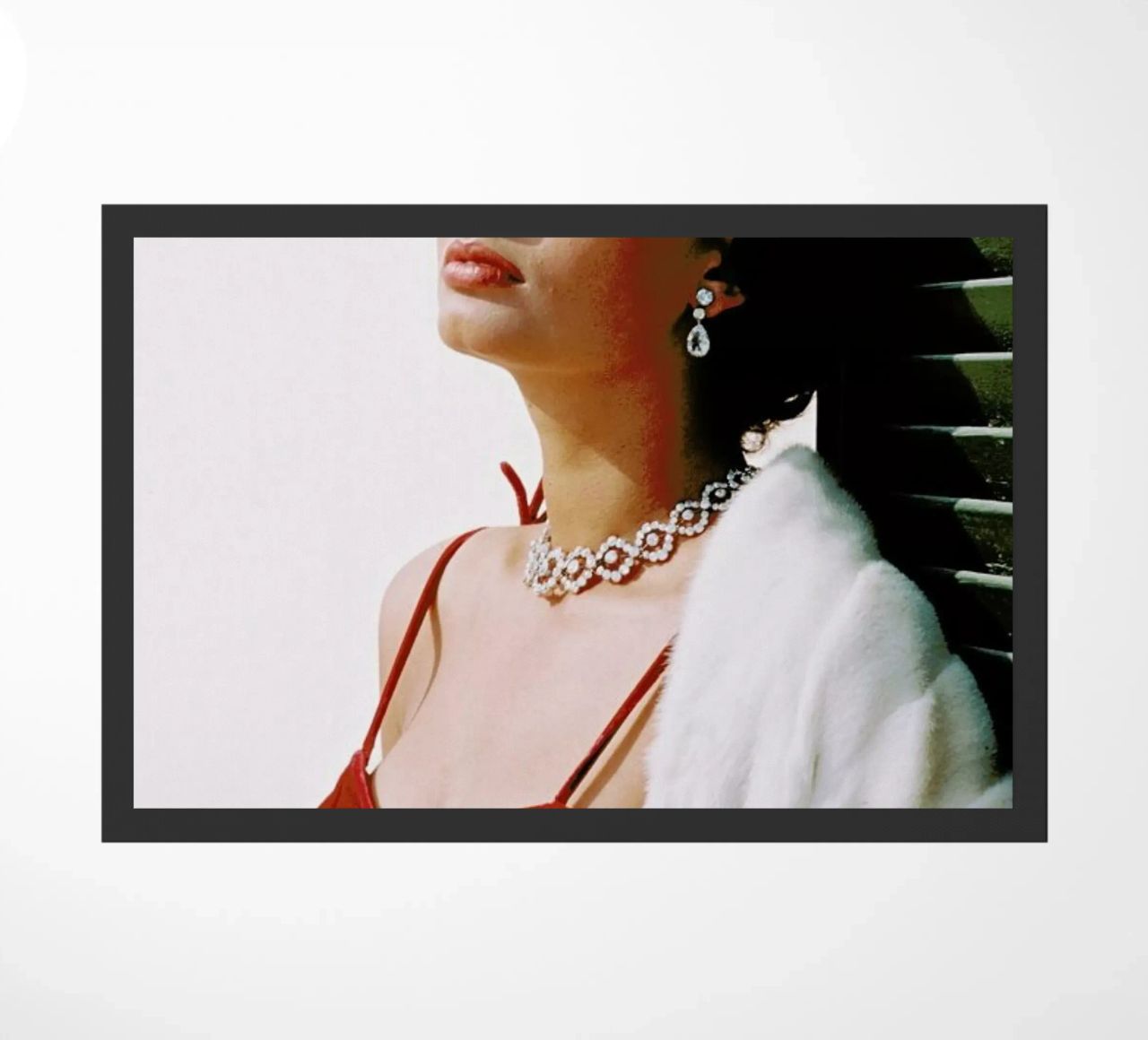 Sophia Loren in Red felpudo de Gallery Print and Art Limited