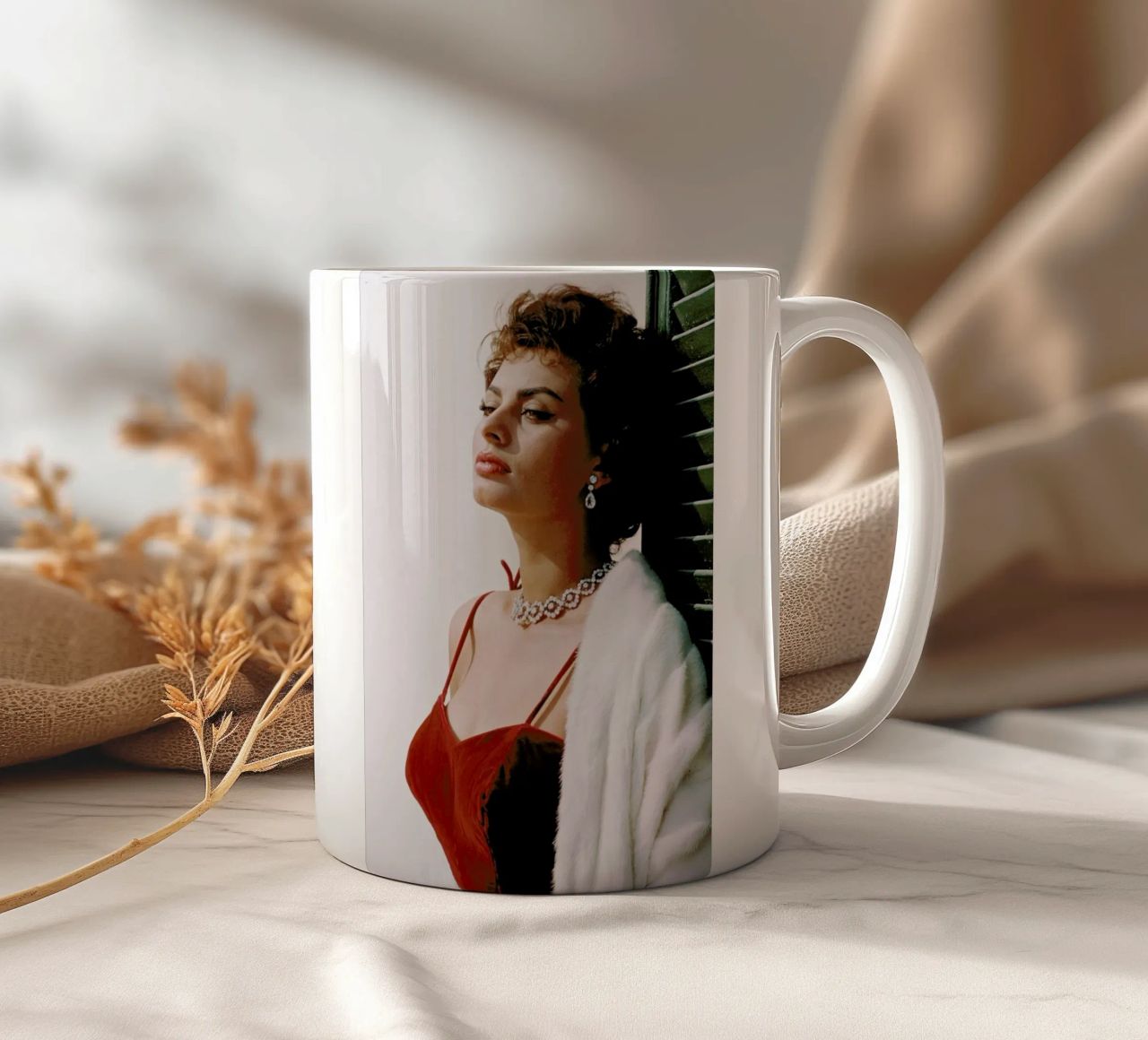 Sophia Loren in Red taza de cerámica de Gallery Print and Art Limited