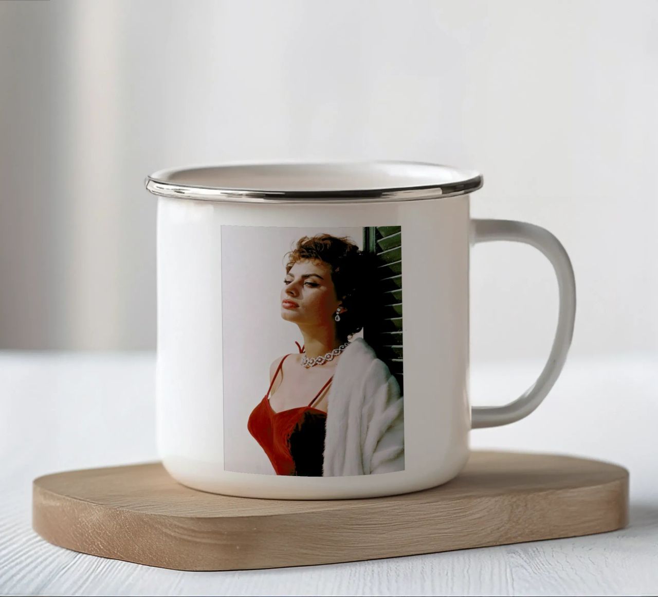 Sophia Loren in Red taza de esmalte de Gallery Print and Art Limited