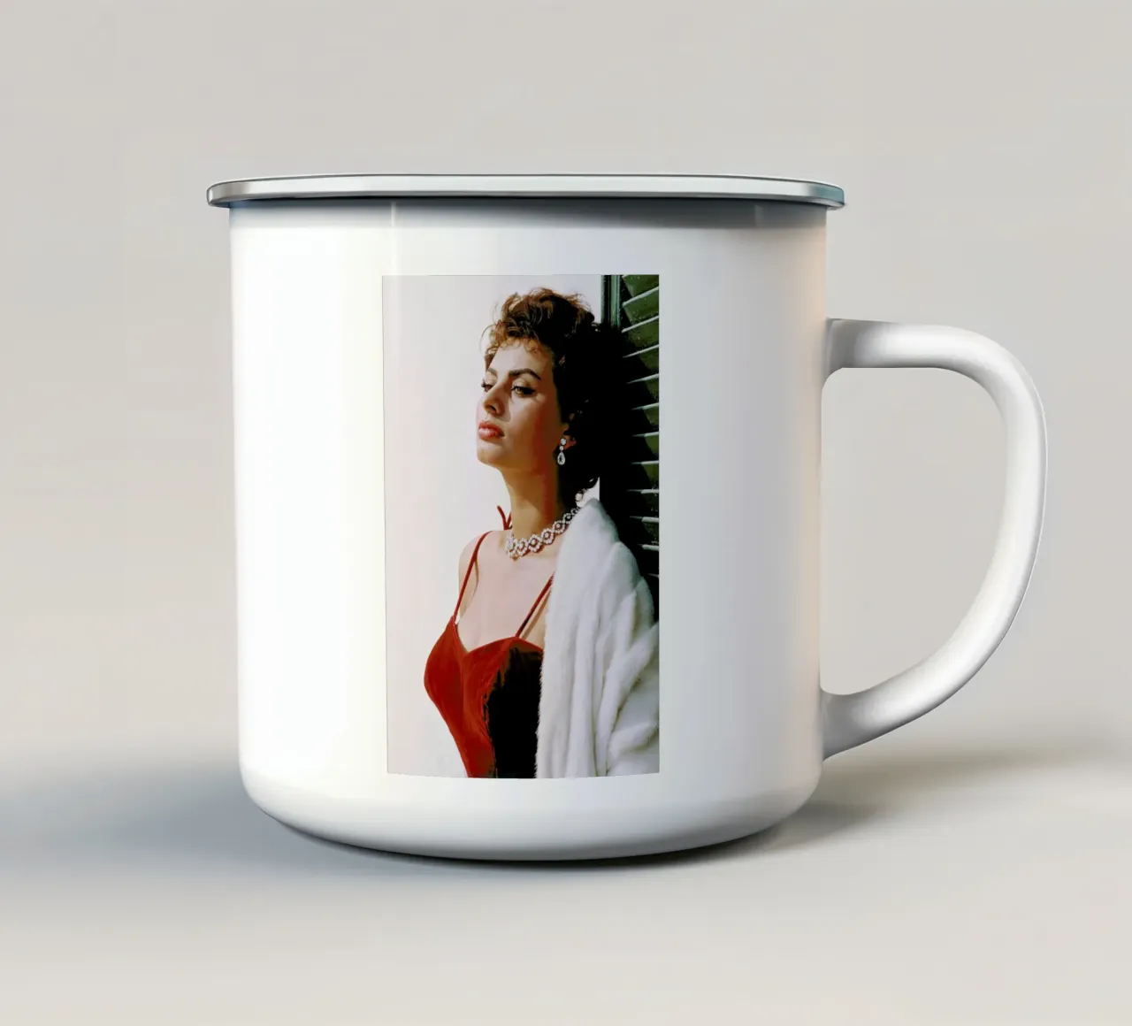 Sophia Loren in Red taza de esmalte de Gallery Print and Art Limited