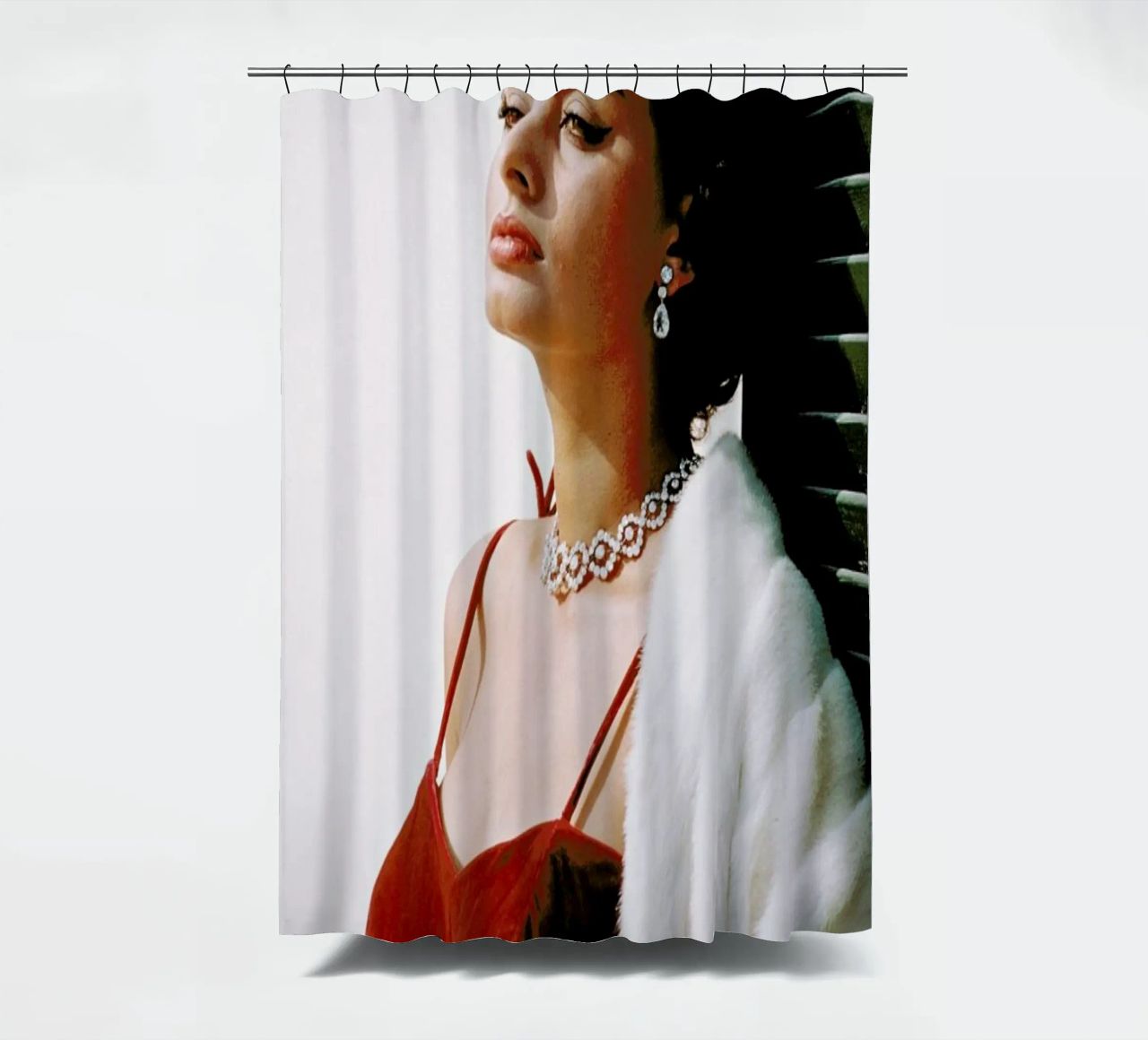 Sophia Loren in Red cortina de baño de Gallery Print and Art Limited