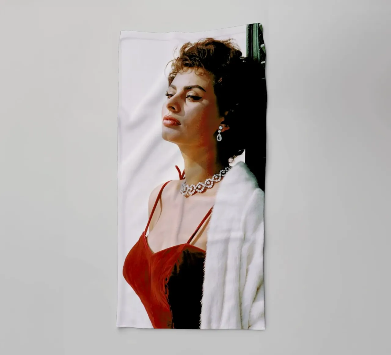 Sophia Loren in Red asciugamano da bagno da Gallery Print and Art Limited