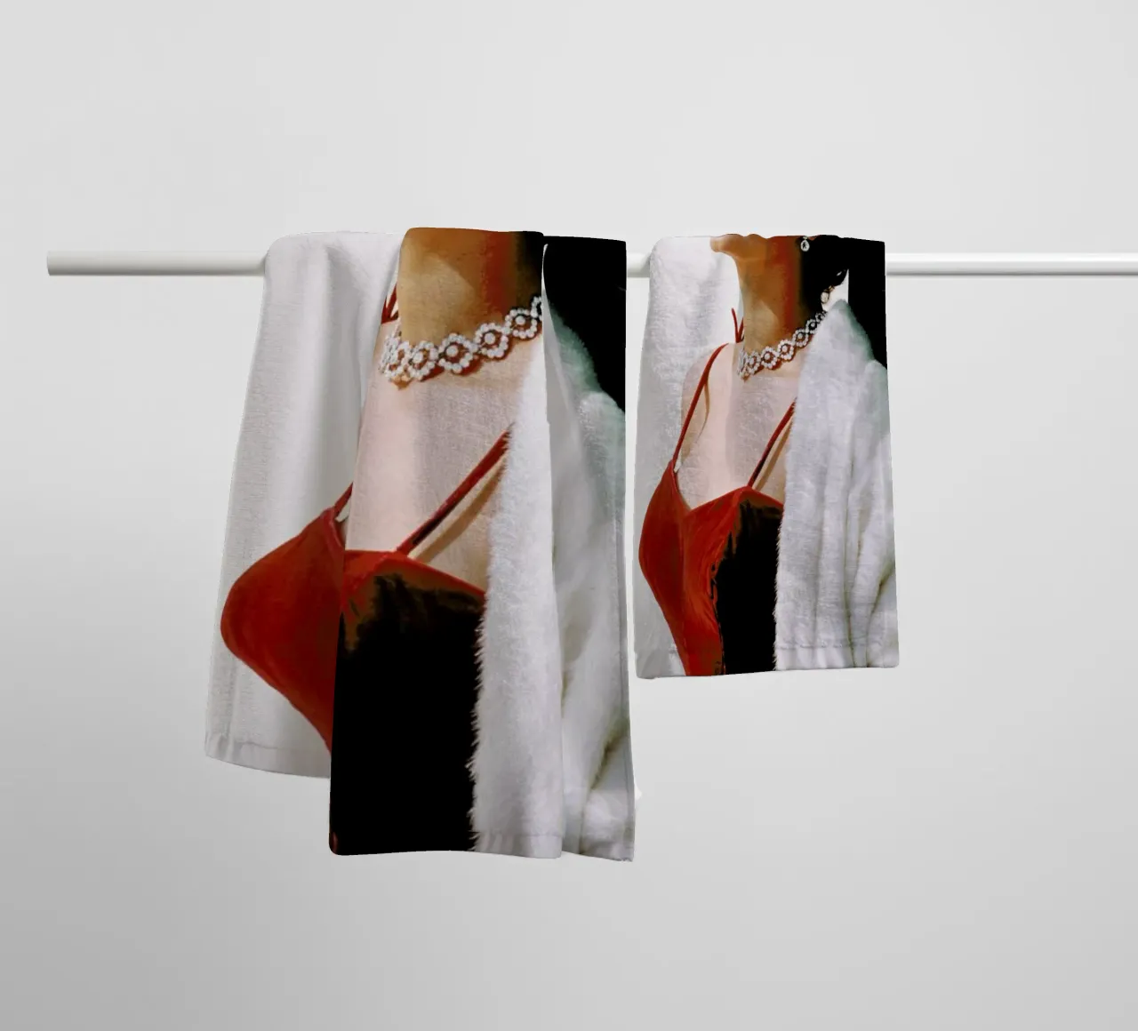 Sophia Loren in Red asciugamano da bagno da Gallery Print and Art Limited