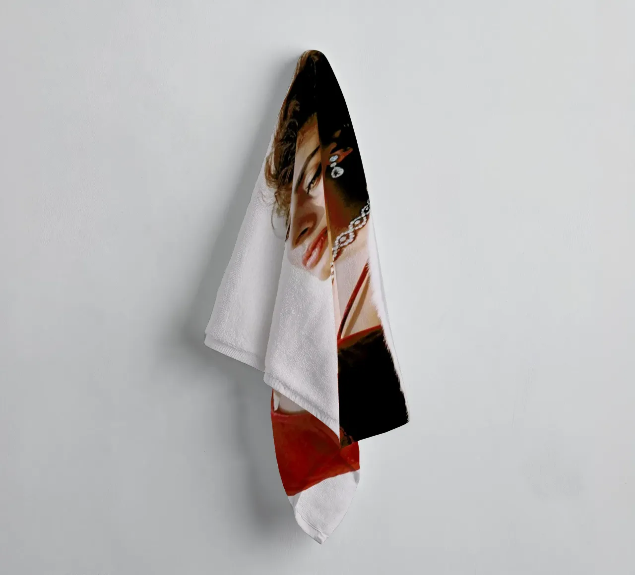 Sophia Loren in Red asciugamano da bagno da Gallery Print and Art Limited