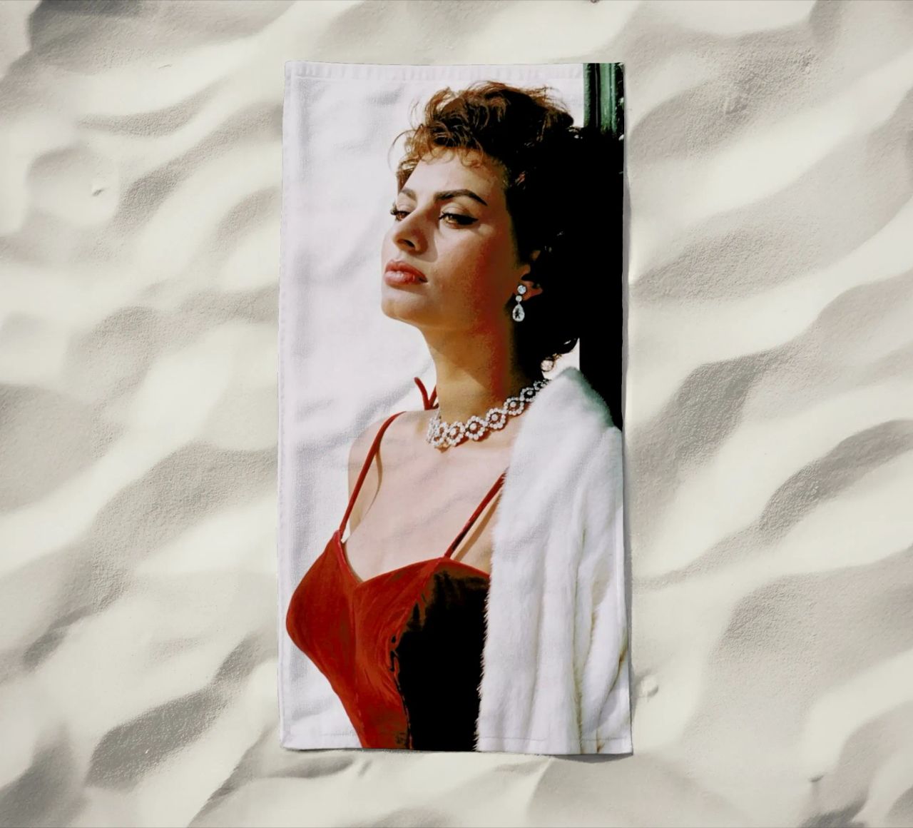 Sophia Loren in Red toalla de playa de Gallery Print and Art Limited