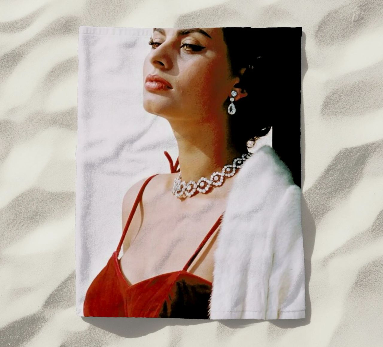 Sophia Loren in Red toalla de playa de Gallery Print and Art Limited
