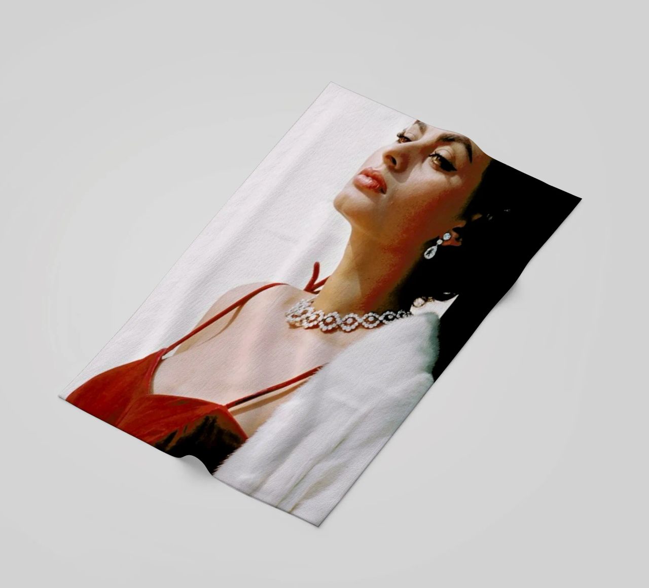 Sophia Loren in Red toalla de playa de Gallery Print and Art Limited