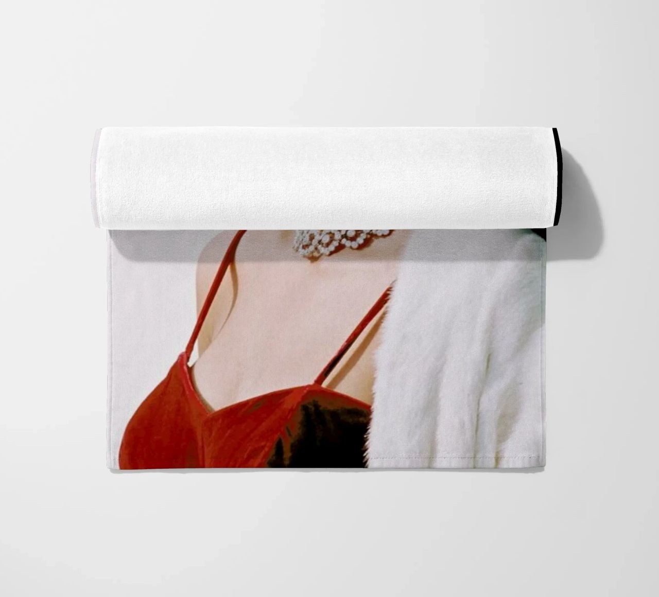 Sophia Loren in Red toalla de playa de Gallery Print and Art Limited