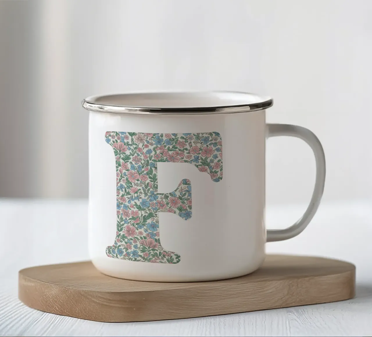 Floral F tazza in smalto da KidzStudio