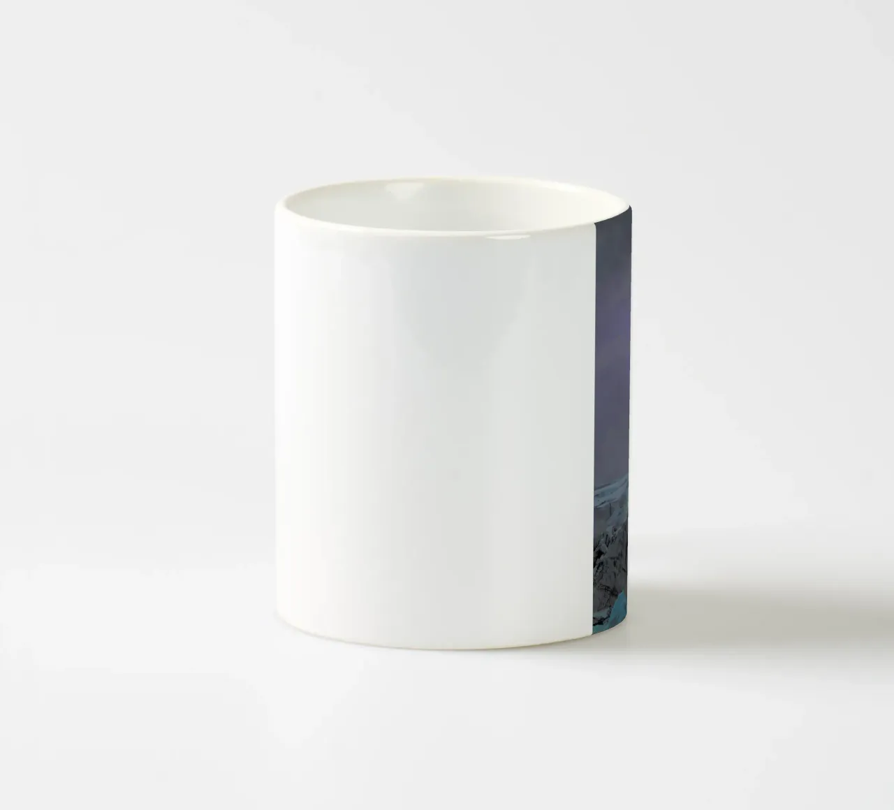 Love is All Around Us tazza in ceramica da Jason Brueck