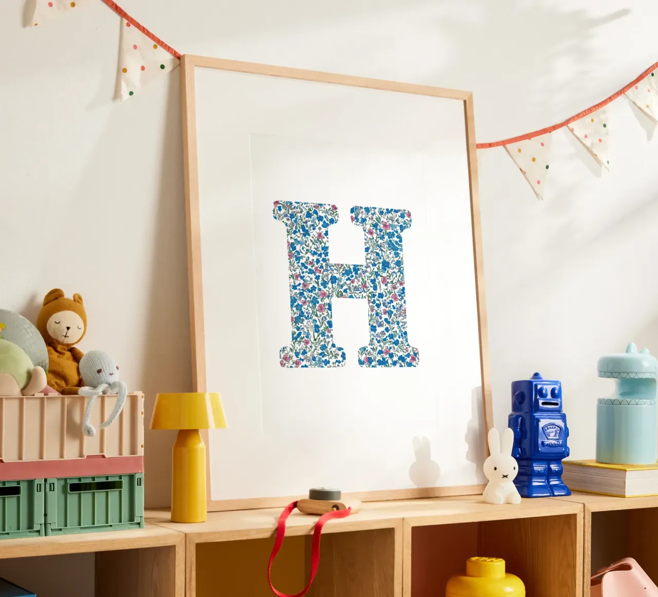 Floral H poster con telaio in alluminio da KidzStudio