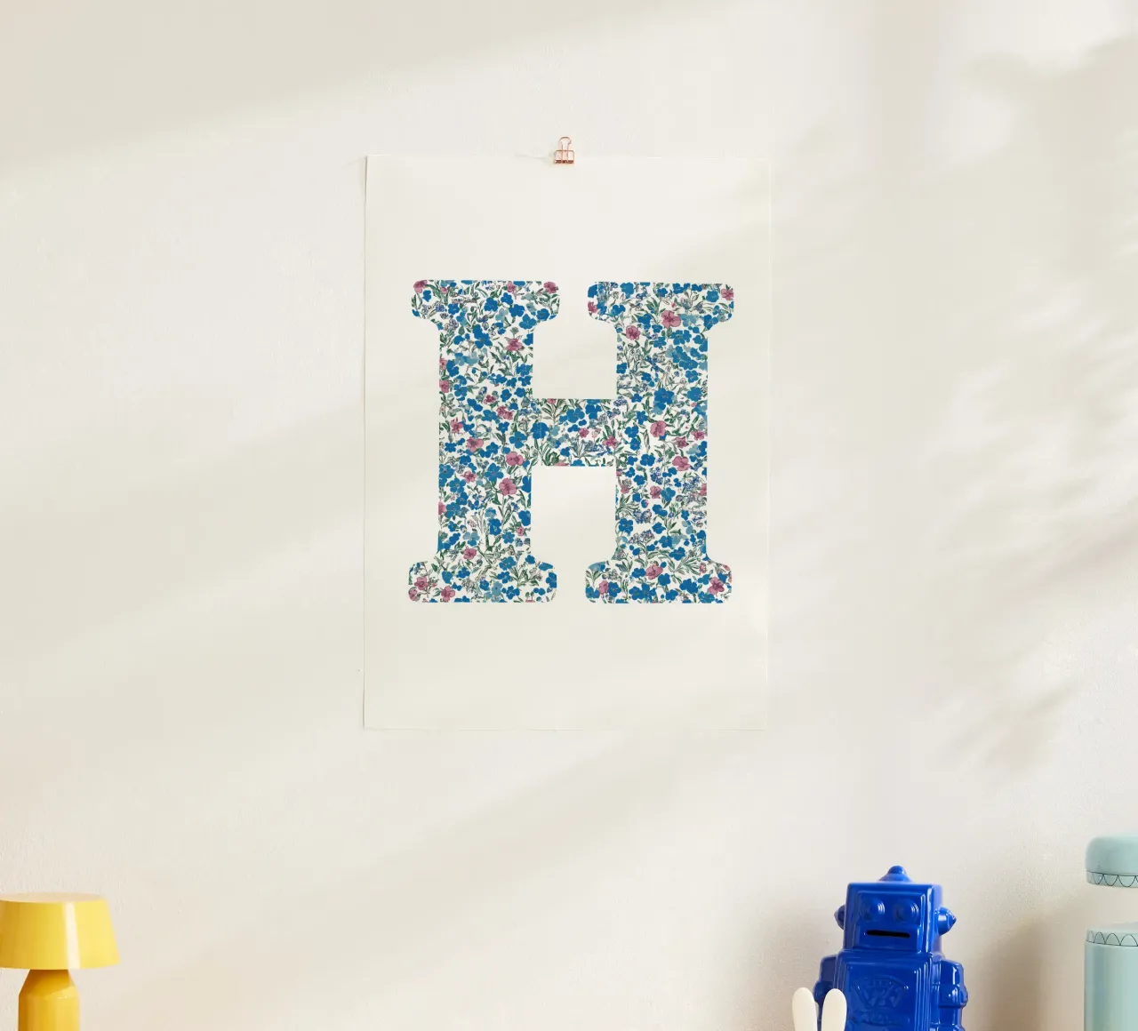 Floral H poster con telaio in alluminio da KidzStudio