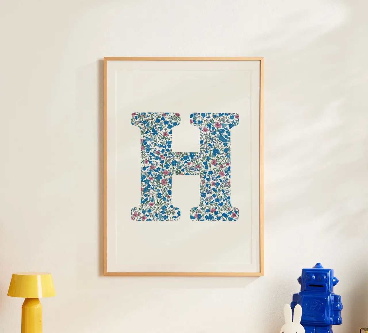 Floral H poster con telaio in alluminio da KidzStudio